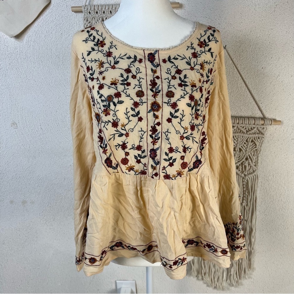 Umgee Cream Floral Embroidered Long Sleeve Peplum Top Women’s Medium